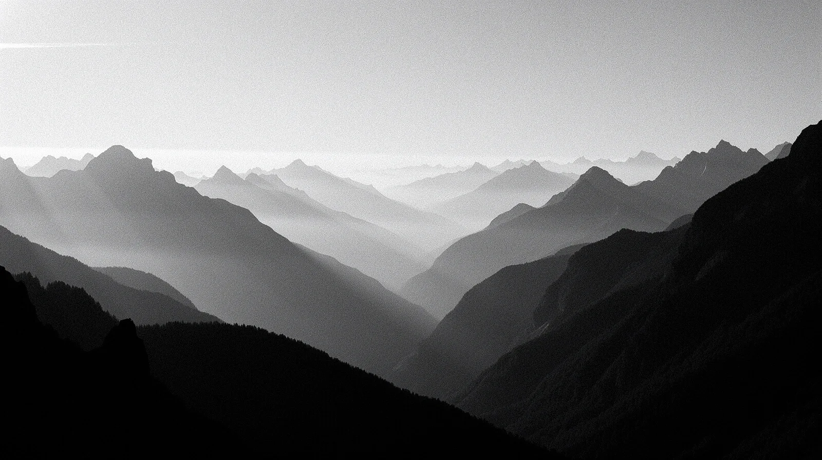 Schweizer Bergkämme im Morgenlicht